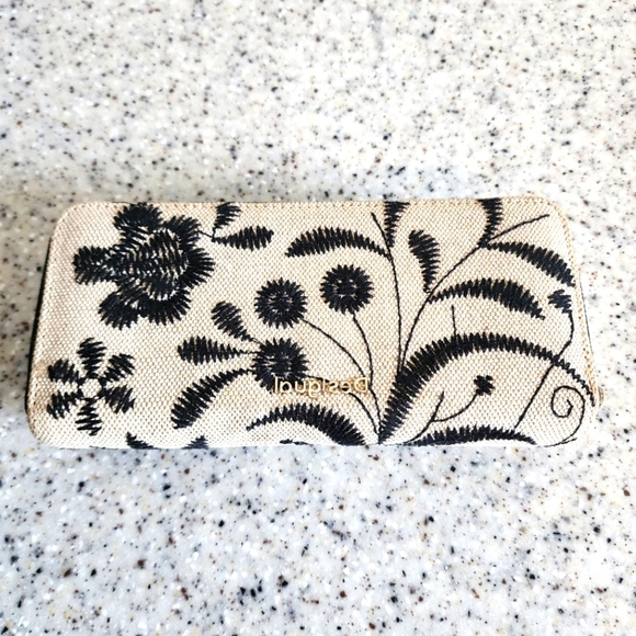 Desigual Black Embriodered Floral on Cream Wallet - Picture 1 of 6